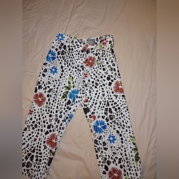 Chico's Relaxed Ladies Crop Capri pants, size 0, Spotted Floral print, NWT - Picture 3 of 15